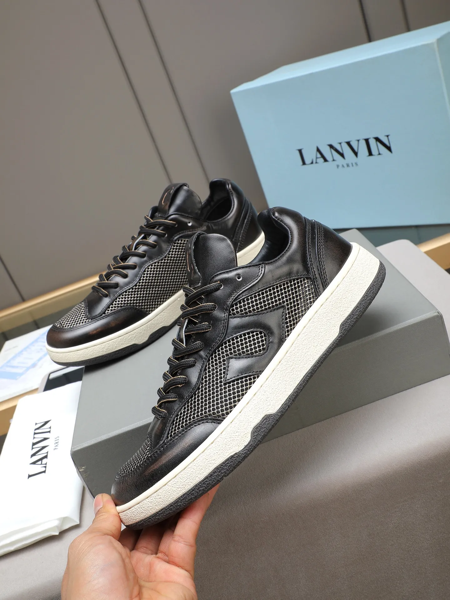 Men's shoes 💰640 [LANVIN] The latest fashionable item! High quality CLAY series‼ ️ The latest trendy products of the season 🌈Many bloggers have planted grass and purchased the original open-mold customization. The upper and outsole are sewn with mark threads without edge sealing. Multiple material splicing combination design. Very versatile for fashionable and casual wear. Comfortable on the feet. Self-recommended. Upper cowhide + cow suede + breathable mesh lining. Foot-padding cowhide. Exclusive original open-mold clear logo rubber outsole ⚠️38-44 (customized for 45)